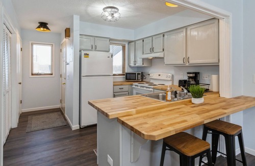 Weber Condo | Beautifully updated condo! 808-2WW