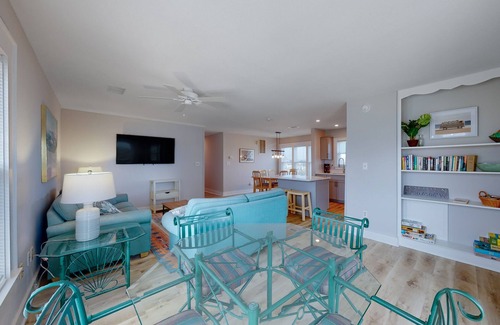 Avon Condo | Beautifully updated condo with outdoor pool, beach access, AC & washer/dryer