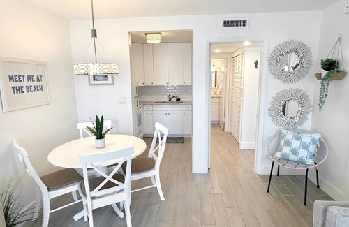 Old Naples Condo | Beautifully Updated Naples Condo, Walk to Beach & 3rd St