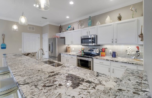 Majestic Palms Condo | Beautifully Updated Condo! Gated Community w/Heated Pool & Hot Tub! Close to Shopping & Beaches!