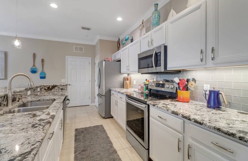 Majestic Palms Condo | Beautifully Updated Condo! Gated Community w/Heated Pool & Hot Tub! Close to Shopping & Beaches!