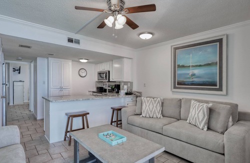 Gulf Shores Condo | Beautifully updated.Gulf Shores Surf & Racquet 714A