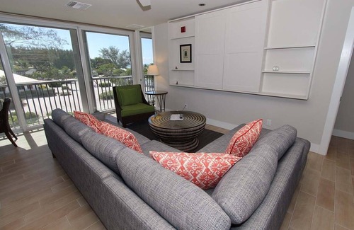 Sanibel Condo | Beautifully Updated with Gulf Views! - Kimball Lodge at Island Inn 304
