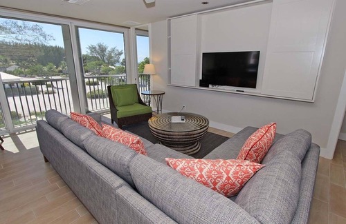 Sanibel Condo | Beautifully Updated with Gulf Views! - Kimball Lodge at Island Inn 304