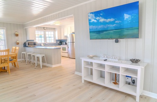 Cherry Grove Beach House | Beautifully Updated Beach House-Bella Sirena! Short walk to the beach! Sleeps 8!