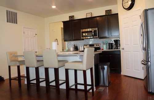 Dupont House | BeautifulWalking distance to Gaylord Rockies , very close to DIA Very quiet area