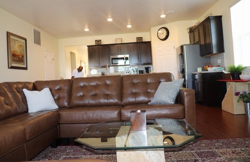 Dupont House | BeautifulWalking distance to Gaylord Rockies , very close to DIA Very quiet area