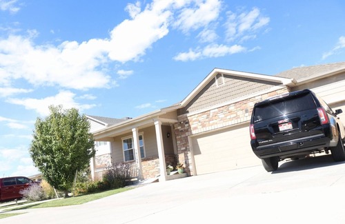 Dupont House | BeautifulWalking distance to Gaylord Rockies , very close to DIA Very quiet area