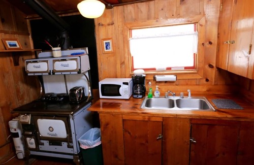 Clark Cabin | Beaver Cabin - Cozy rustic cabin