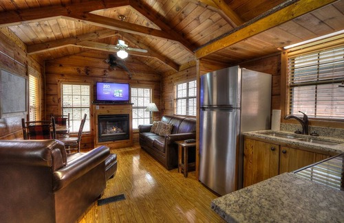 Gatlinburg - Pigeon Forge Cabin | Beaver Creek: Creekside Family Cabin