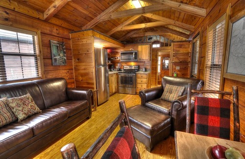 Gatlinburg - Pigeon Forge Cabin | Beaver Creek: Creekside Family Cabin