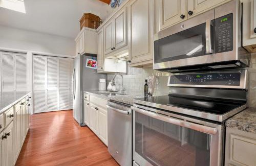 Lowell House | Beaver Lake Oasis - Backyard Lake Access - 6 beds