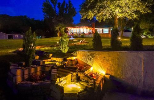 Springdale House | Beaver Lake Retreat with Deck Paddle, Bike, Relax!