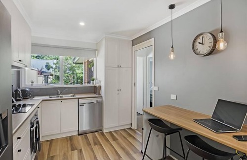 Bright Apartment | Becca's on Burke, Bright