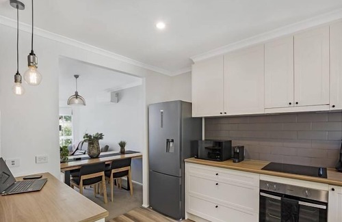 Bright Apartment | Becca's on Burke, Bright