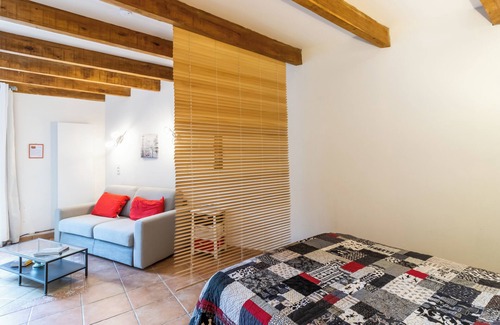 Auriac-du-Perigord Bed & Breakfast | Bed and Breakfast 'Chambre Coquelicot' with Shared Terrace and Shared Garden
