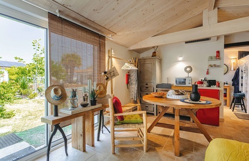 Sainte-Marie-de-Re Bed & Breakfast | Bed and Breakfast 'Couette et coquillages' with Air Conditioning