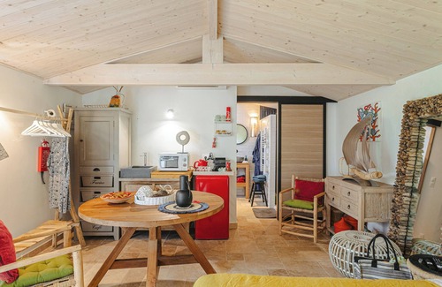 Sainte-Marie-de-Re Bed & Breakfast | Bed and Breakfast 'Couette et coquillages' with Air Conditioning