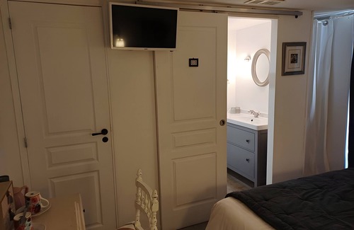 Arzacq-Arraziguet Bed & Breakfast | Bed and Breakfast 'Anémone' with Mountain View, Wi-Fi and Air Conditioning