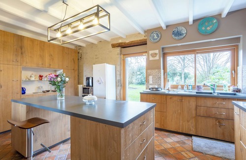 Concarneau Bed & Breakfast | Bed and Breakfast 'Anne De Bretagne' with Shared Terrace, Shared Garden and Wi-Fi
