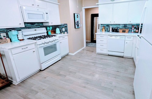 Lubbock House | Bed and Breakfast at Tiffany's 3/2/2 - Long-term Friendly - EV charger