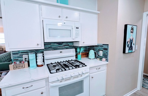 Lubbock House | Bed and Breakfast at Tiffany's 3/2/2 - Long-term Friendly - EV charger