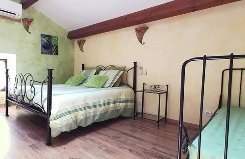 Mostuejouls Bed & Breakfast | Bed and Breakfast 'Chambres D'hôtes - La Capluc' with Mountain View, Wi-Fi and Air Conditioning