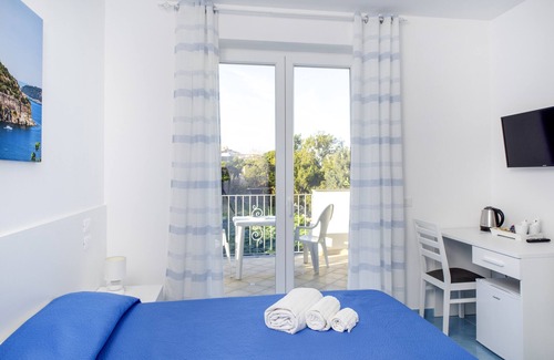 Ischia Porto Bed & Breakfast | Bed and Breakfast 'Camera Vista Giardino Con Balcone' with Shared Terrace and Air Conditioning