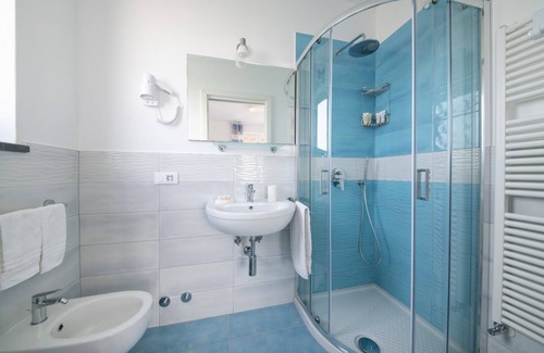 Ischia Porto Bed & Breakfast | Bed and Breakfast 'Camera Vista Giardino Con Balcone' with Shared Terrace and Air Conditioning