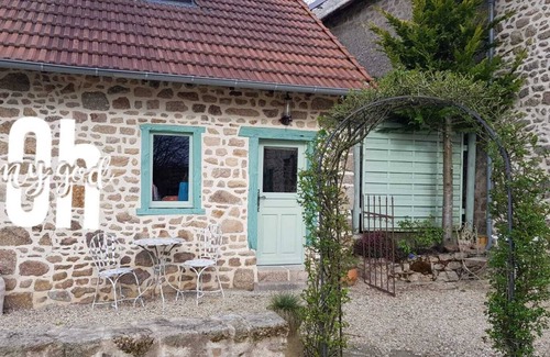 Naillat House | Bed and breakfast capacity 2 ps sitting area quitchenet tv wifi see details...