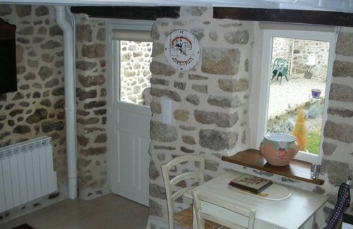 Naillat House | Bed and breakfast capacity 2 ps sitting area quitchenet tv wifi see details...