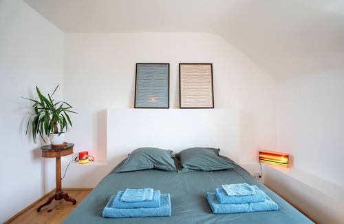 Plouezec Bed & Breakfast | Bed and Breakfast 'Chambre 2' with Shared Garden and Wi-Fi