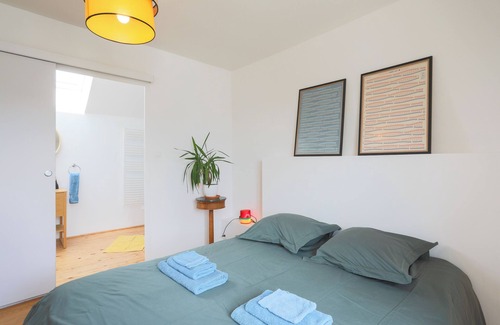 Plouezec Bed & Breakfast | Bed and Breakfast 'Chambre 2' with Shared Garden and Wi-Fi