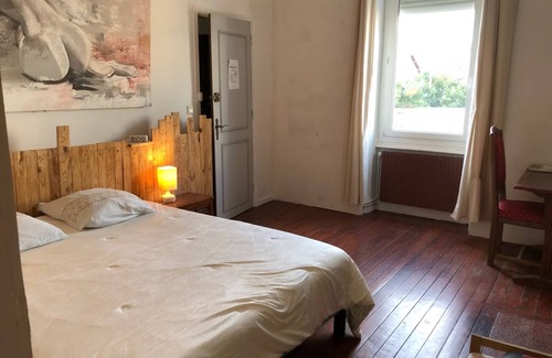 Le Teil Bed & Breakfast | Bed and Breakfast 'Chambre Spacieuse' with Shared Terrace, Shared Garden and Wi-Fi