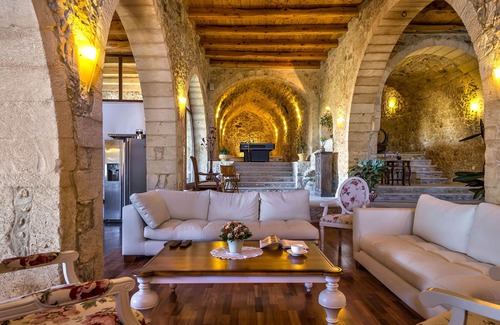 Maroulas House | Bed and breakfast in historic Venetian mansion