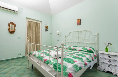 Calatabiano Bed & Breakfast | Bed and Breakfast 'Luna' with Sea View, Shared Pool and Wi-Fi