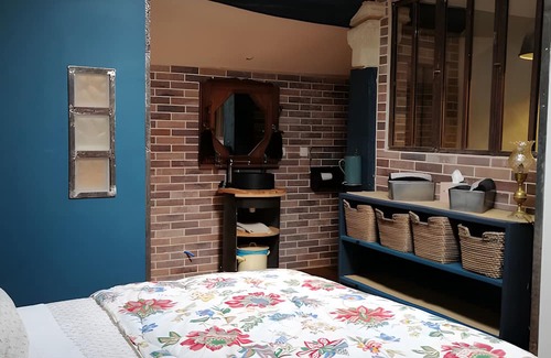 Noaillan Bed & Breakfast | Bed and Breakfast 'L'orée De Lansot - Chambre Atelier' with Shared Terrace, Shared Garden and Wi-Fi