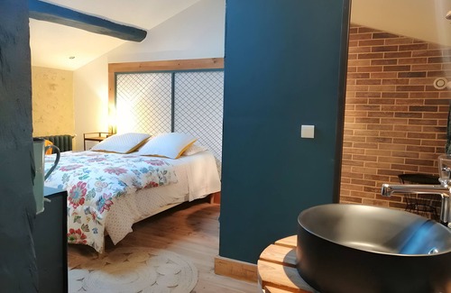 Noaillan Bed & Breakfast | Bed and Breakfast 'L'orée De Lansot - Chambre Atelier' with Shared Terrace, Shared Garden and Wi-Fi