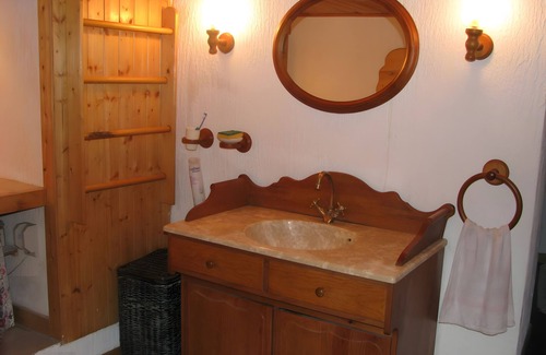 Queige Bed & Breakfast | Bed and Breakfast 'Les Glairots - Chambre Provençale' with Mountain View, Shared Terrace and Wi-Fi