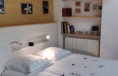 Queige Bed & Breakfast | Bed and Breakfast 'Les Glairots - Chambre Provençale' with Mountain View, Shared Terrace and Wi-Fi