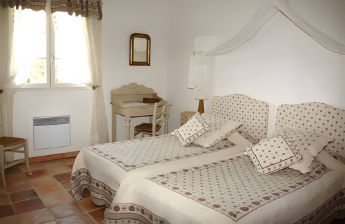 Estezargues Bed & Breakfast | Bed and Breakfast 'Manon' with Shared Terrace, Shared Garden and Wi-Fi
