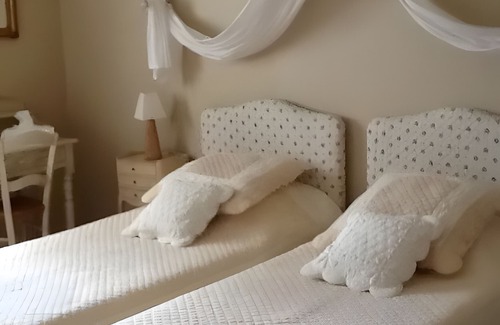 Estezargues Bed & Breakfast | Bed and Breakfast 'Manon' with Shared Terrace, Shared Garden and Wi-Fi