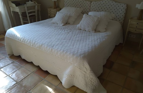 Estezargues Bed & Breakfast | Bed and Breakfast 'Manon' with Shared Terrace, Shared Garden and Wi-Fi