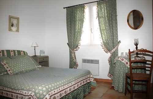 Estezargues Bed & Breakfast | Bed and Breakfast 'Provence' with Shared Terrace, Shared Garden and Wi-Fi