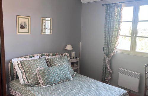 Estezargues Bed & Breakfast | Bed and Breakfast 'Provence' with Shared Terrace, Shared Garden and Wi-Fi
