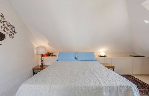 Genoa Historical Centre Bed & Breakfast | Bed and Breakfast 'Palazzo Giustiniani' with Balcony, Wi-Fi and Air Conditioning