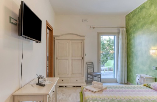 Salve Bed & Breakfast | Bed and Breakfast 'Tallyho Elleboro' with Shared Terrace, Wi-Fi and Air Conditioning