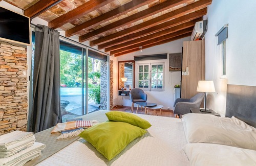 Quartier des Espesses Bed & Breakfast | Bed and Breakfast 'Vert' with Shared Pool, Wi-Fi and Air Conditioning