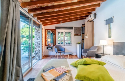 Quartier des Espesses Bed & Breakfast | Bed and Breakfast 'Vert' with Shared Pool, Wi-Fi and Air Conditioning