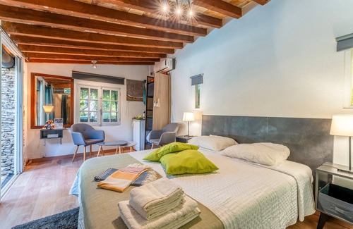 Quartier des Espesses Bed & Breakfast | Bed and Breakfast 'Vert' with Shared Pool, Wi-Fi and Air Conditioning